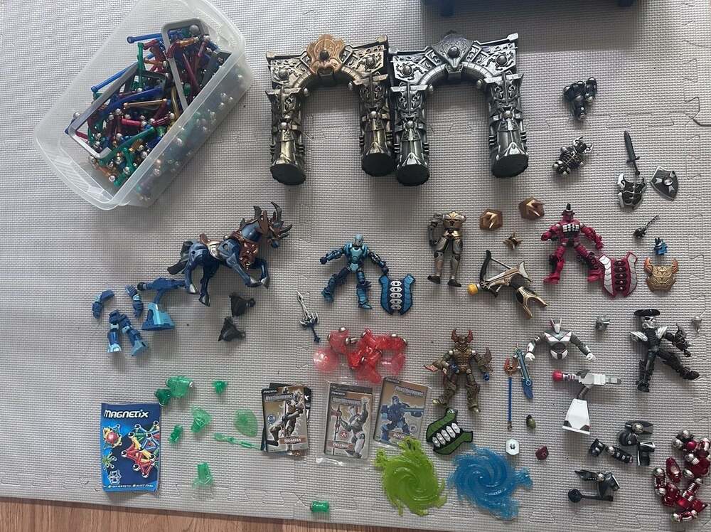 Vintage Mega Brands Magnetix MagWarriors Action Figure and Building Set Lot